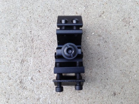 Se vende montura para acoplar linterna clásica Surefire en el cañón. Nueva, sin uso. PRECIO 10,00€ euros 01