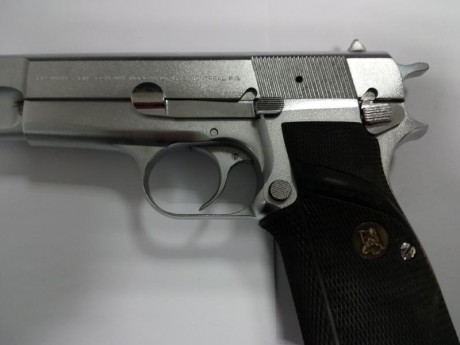 Pistola Browning HP-35, fabricada en los 70. 9 mm PB
Cromada
Con un solo cargador
Cachas Pachmayr que 00
