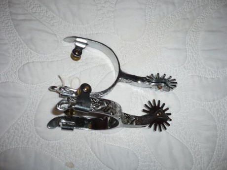 Buenas noches:
Se vende autenticas espuelas mejicanas compradas en USA, sin usar plateada solo abierto 02