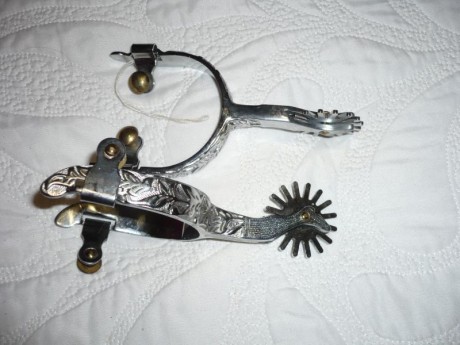 Buenas noches:
Se vende autenticas espuelas mejicanas compradas en USA, sin usar plateada solo abierto 01