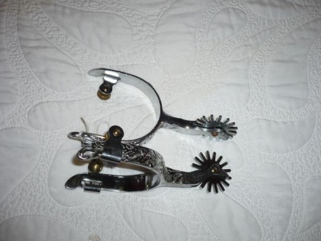 Buenas noches:
Se vende autenticas espuelas mejicanas compradas en USA, sin usar plateada solo abierto 00