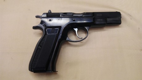 Hola, vendo CZ75 en 9mm pb, de los primeros modelos que se hicieron, construida en Checoslovaquia. Tiene 01