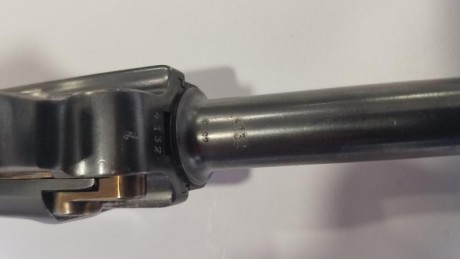 Pistola Luger P08 de 9mm/pb. en perfecto estado de uso y muy bien conservada, con la misma numeración 01