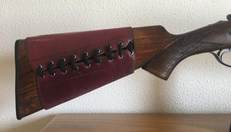 Vendo  escopeta  superpuesta marca   AZHUR   ( Ascencio Zabala).
Calibre  12/70,  expulsora,  2 gatillos, 01