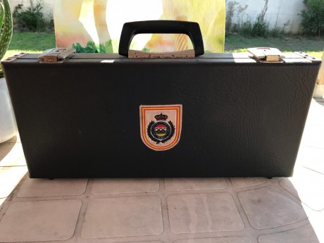 Hola compañeros.
Un amigo mio deja su actividad deportiva en el tiro y vende su Colt Python de 6pulgadas 82