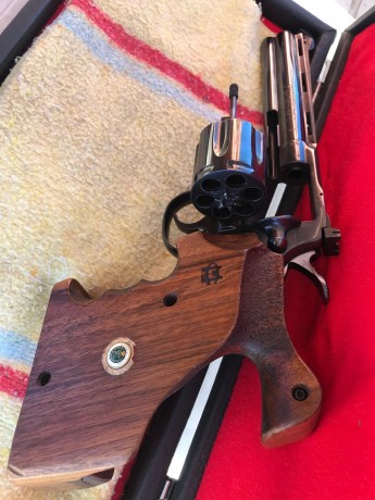 Hola compañeros.
Un amigo mio deja su actividad deportiva en el tiro y vende su Colt Python de 6pulgadas 80
