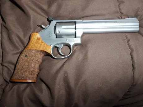 Vendo está hermosa joya de precisión. El arma está en perfecto estado y con du caja original. Se puede 02