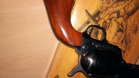 Vendido------ revolver Uberti 45 LC. 5 pulgadas.
Lo compré por capricho y lo tengo guardado en el armero 01