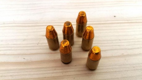 Acabo de terminar una recarga de 9mm Pb y veo que algunas puntas, H&N TC 356"-125g, están algo 00