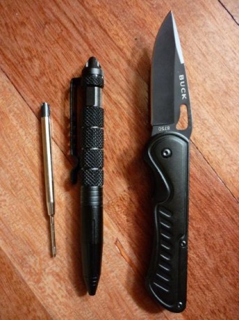 -Navaja Buck en acero 420HC, de 7,5 cm de hoja, cachas de alumino anodizado y hoja acabada en negro. Apertura 01