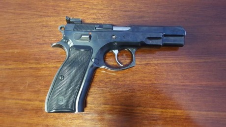 Vendo pistola CZ 9 Pb, Combat en muy buen estado. Dispone de miras regulables y dos cargadores.  Se encuentra 02