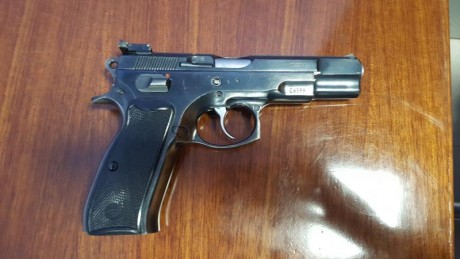 Vendo pistola CZ 9 Pb, Combat en muy buen estado. Dispone de miras regulables y dos cargadores.  Se encuentra 01