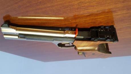 Pistola Feinberkbau AW93 calibre 22. Prácticamente nueva. Se encuentra en Madrid y puede probarse con 02