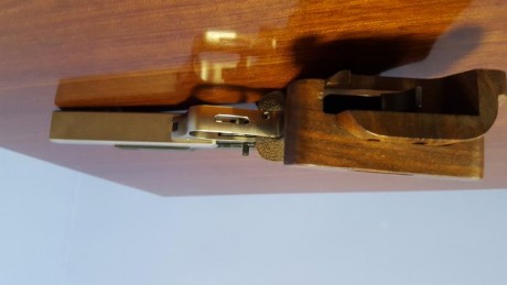 Pistola Feinberkbau AW93 calibre 22. Prácticamente nueva. Se encuentra en Madrid y puede probarse con 01