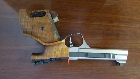 Pistola Feinberkbau AW93 calibre 22. Prácticamente nueva. Se encuentra en Madrid y puede probarse con 00