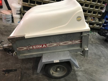Se vende remolque para perros , con tapa de fibra y refuerzos de inox en las bisagras de las tapas.

El 01