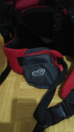 Mochila portabebes bebeconfort, apenas tiene uso , destacar una mancha de pintura.
Reposapiés, para mantener 01