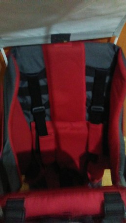 Mochila portabebes bebeconfort, apenas tiene uso , destacar una mancha de pintura.
Reposapiés, para mantener 00