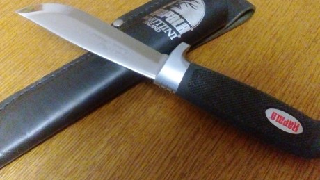 Buenos días.
Vendo este lote de tres excelentes piezas :
- Cuchillo Marttiini, comercializado por Rapala, 00