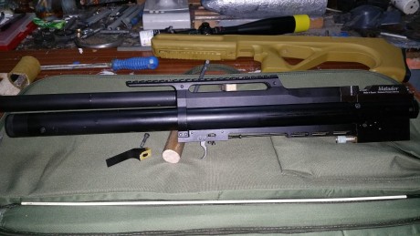Edgun ,  matador , corta , monotiro , calibre 5. 5mm . , con 2 culatas , una  esta   pintada de otra guisa 10