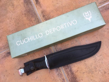 Vendo cuchillo de la casa MUELA . Tiene funda de cuero negro, y  lleva inscrita en un lado la marca Muela 02
