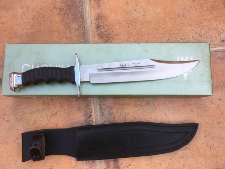 Vendo cuchillo de la casa MUELA . Tiene funda de cuero negro, y  lleva inscrita en un lado la marca Muela 01