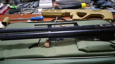 Edgun ,  matador , corta , monotiro , calibre 5. 5mm . , con 2 culatas , una  esta   pintada de otra guisa 01