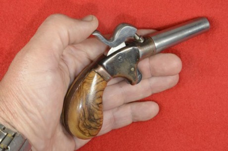 Preciosa pistola de bolsillo, cachorrillo de pistón Cal. 35 (8,90 mm.), hacia 1850. Cañón de acero ánima 02