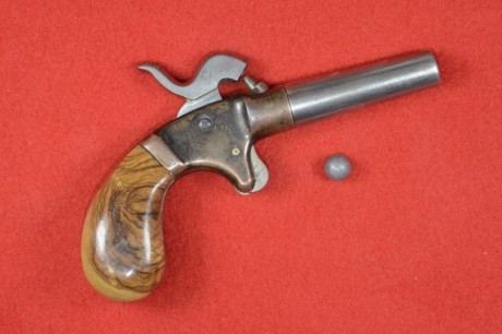 Preciosa pistola de bolsillo, cachorrillo de pistón Cal. 35 (8,90 mm.), hacia 1850. Cañón de acero ánima 01