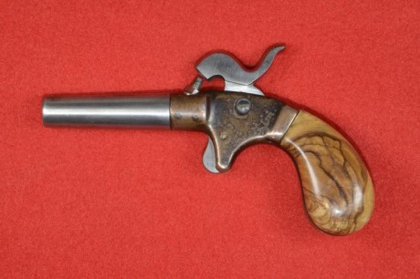 Preciosa pistola de bolsillo, cachorrillo de pistón Cal. 35 (8,90 mm.), hacia 1850. Cañón de acero ánima 00