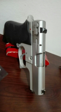 Pistola Smith and Wesson 9mm PB como nueva. Vendo con las cachas originales nuevas en la caja y las Hogue 01