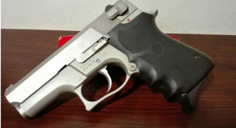 Pistola Smith and Wesson 9mm PB como nueva. Vendo con las cachas originales nuevas en la caja y las Hogue 00