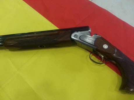 No tiene apenas uso. Extrtaordinaria escopeta a la altura de las mejores armas para el tiro al plato.Cambio 00