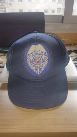 Gorra auténtica de la policía de Aurora que es un pueblo cercano a Denver en Colorado, EEUU.En perfecto 00