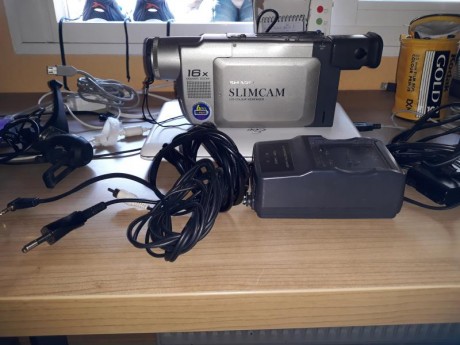 Es una cámara de video de 8 mm.Tengo todos sus accesorios incluso cable para conectarla a ordenador o 02