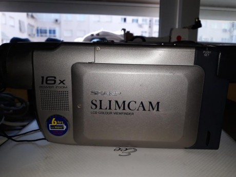 Es una cámara de video de 8 mm.Tengo todos sus accesorios incluso cable para conectarla a ordenador o 00