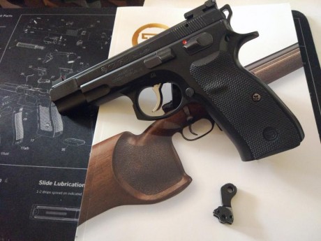 Hola amigos! ya que se muestran tantas armas buenas creo que a los propietarios de una cz 75 se nos tendría 01