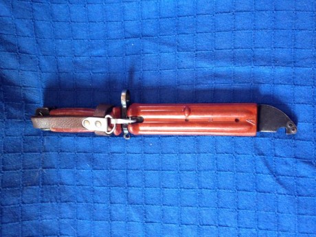 Se vende cuchillo bayoneta del fusil ak 47, años 80 perfecto estado y afilado, adquirido en Bosnia Herzegobina 00