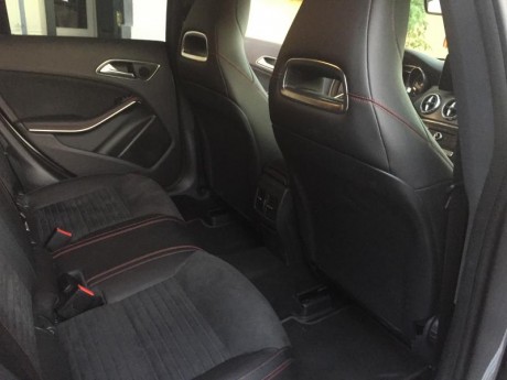 Hola..
vendo coche con acabado amg interior y exterior.
KM....34.000,,,,,, PRECIO 35.000 €. NUEVO PRECIO 20