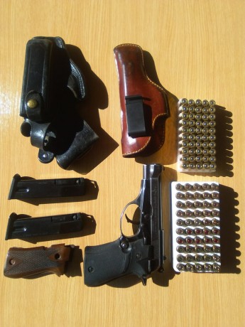 Un amigo tiene en venta esta pistola:  marca Beretta de 9 corto ,14 disparos,dos cargadores,cachas de 02