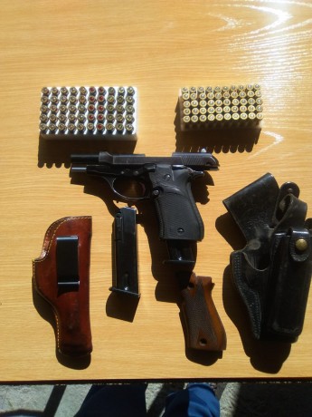 Un amigo tiene en venta esta pistola:  marca Beretta de 9 corto ,14 disparos,dos cargadores,cachas de 00