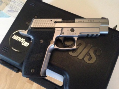 Vendo Sig Sauer P226 inox 9mm, con maletin original, manuales, dos cargadores.
Apenas tiene uso, absolutamente 01