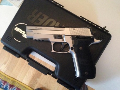 Vendo Sig Sauer P226 inox 9mm, con maletin original, manuales, dos cargadores.
Apenas tiene uso, absolutamente 00