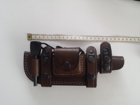 Funda de cuero grueso para cuchillos de hasta 15 cm de hoja. Sin la barrita de magnesio que sale en la 02