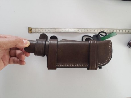 Funda de cuero grueso para cuchillos de hasta 15 cm de hoja. Sin la barrita de magnesio que sale en la 01