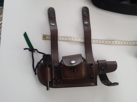 Funda de cuero grueso para cuchillos de hasta 15 cm de hoja. Sin la barrita de magnesio que sale en la 00