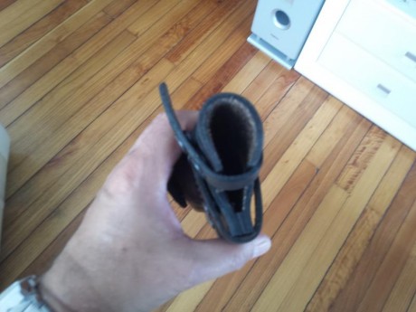 Funda de cuero grueso para cuchillos de hasta 15 cm de hoja. Sin la barrita de magnesio que sale en la 12