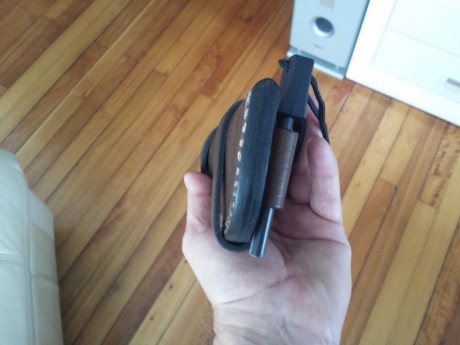 Funda de cuero grueso para cuchillos de hasta 15 cm de hoja. Sin la barrita de magnesio que sale en la 11