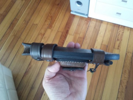 Funda de cuero grueso para cuchillos de hasta 15 cm de hoja. Sin la barrita de magnesio que sale en la 10