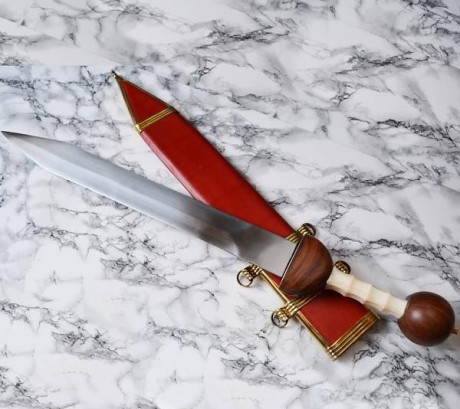 Este gladius es una réplica de un original del siglo I dC. Este gladius romano tiene una hoja tipo Pompeya 01